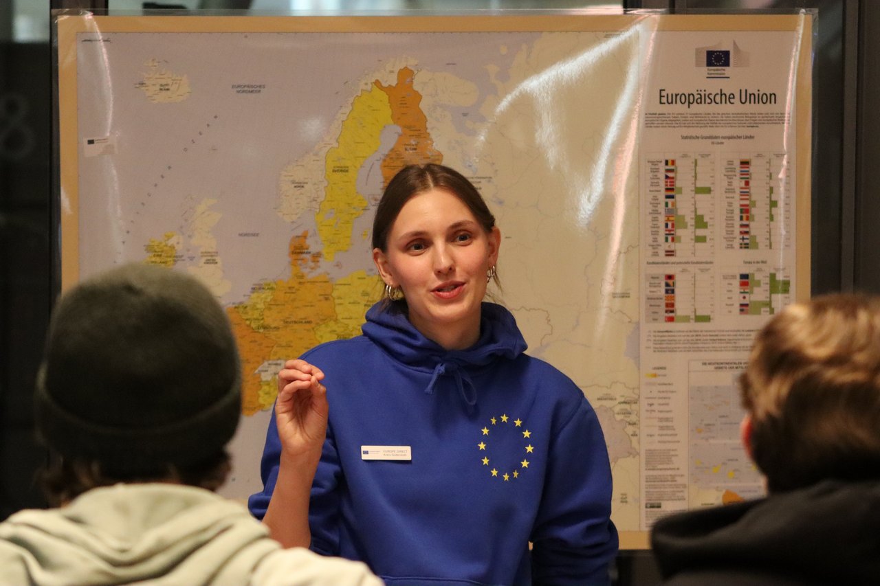 Luisa Keuer im Gespräch mit Schüler:innen beim Klimadialog in der Wissenwerkstatt in Bielefeld.