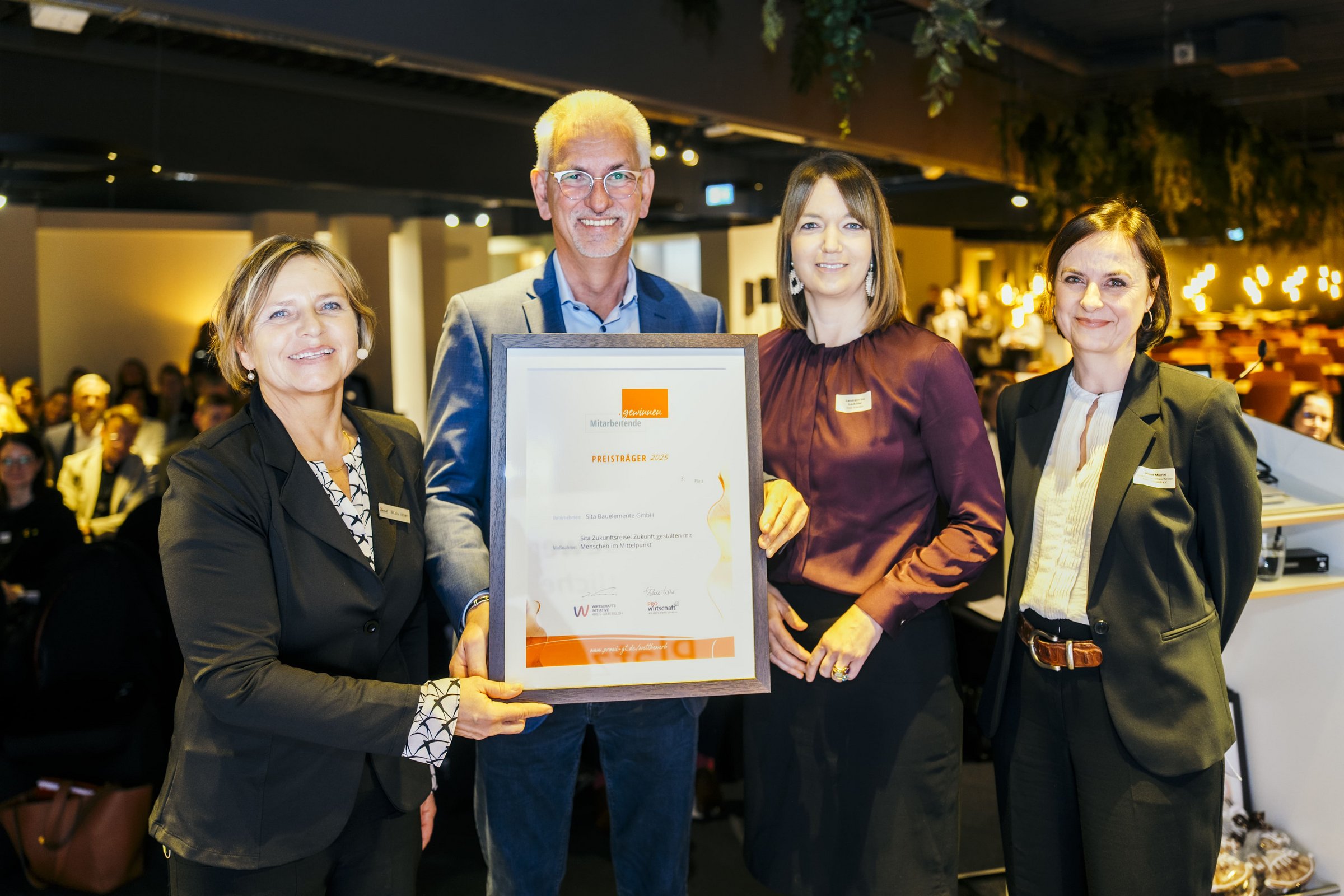 Auszeichnung für den dritten Platz: Nikola Weber, Sita Geschäftsführer Thomas Kleinegees, Landrätin Ina Laukötter und Laudatorin Alena Miorini