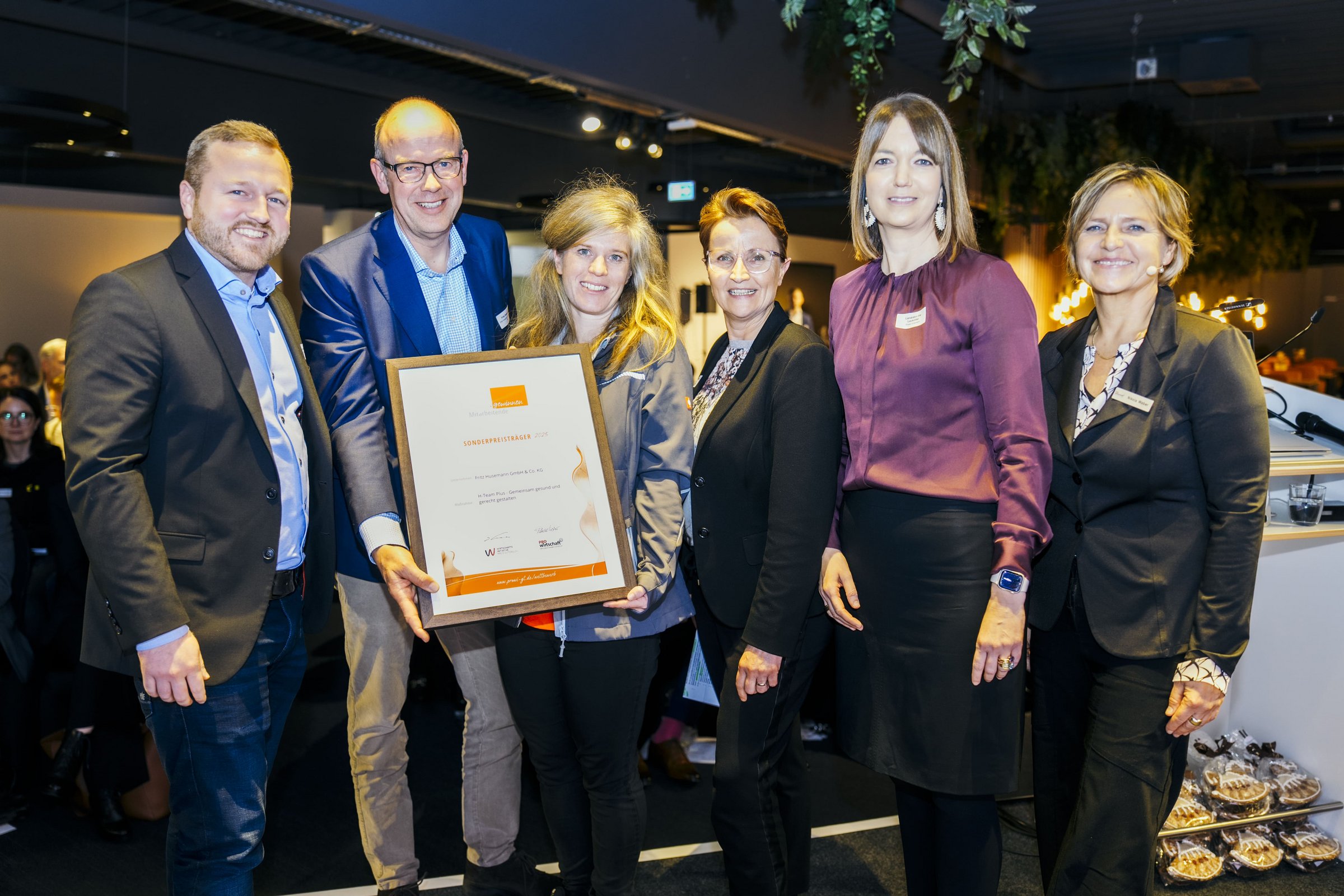 Ausgezeichnet von der Jury: Das Husemann-Team gemeinsam mit Laudatorin Sandra Schlimm-Pieper, Landrätin Ina Laukötter und Nikola Weber