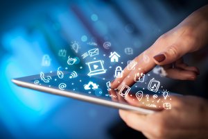 ipad mit Händen (c) ra2 studio / shutterstock.com