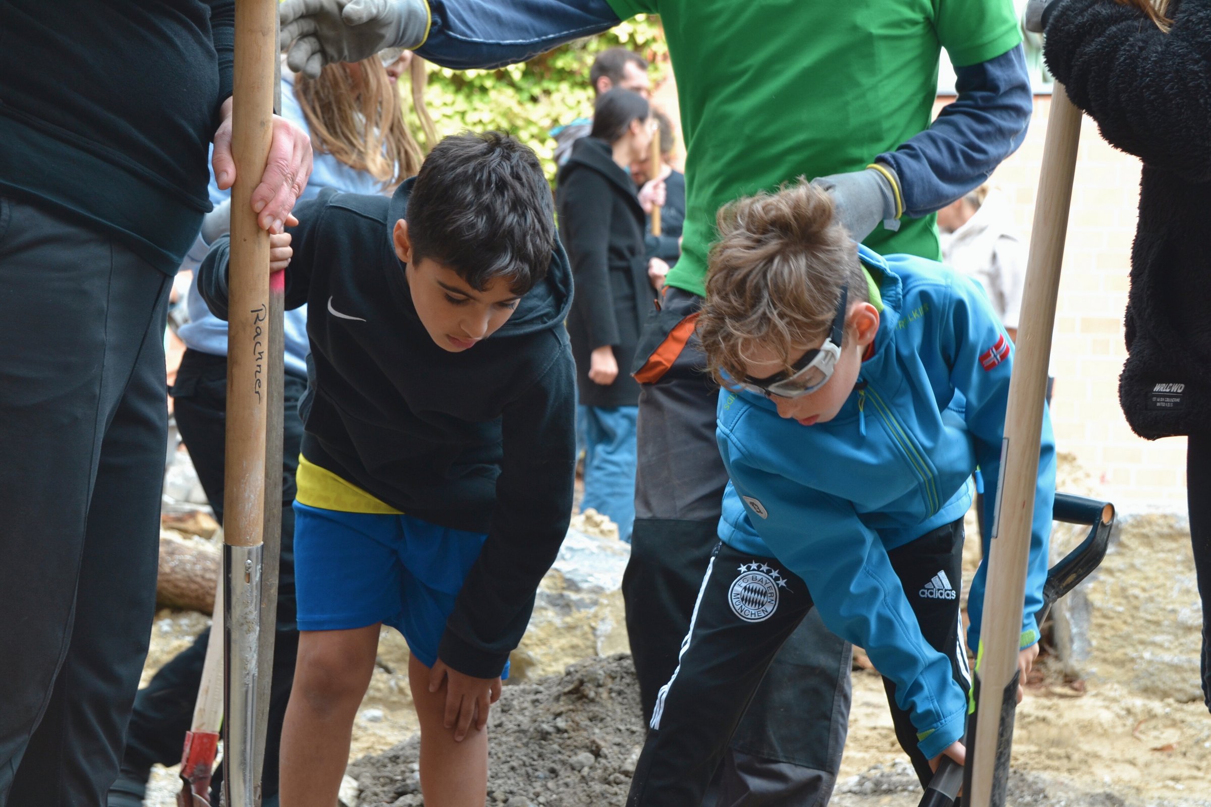 Gemeinschaftlicher Baueinsatz: Schaufel für Schaufel schaffen hier zwei Schüler Fundamente für Spielelemente.