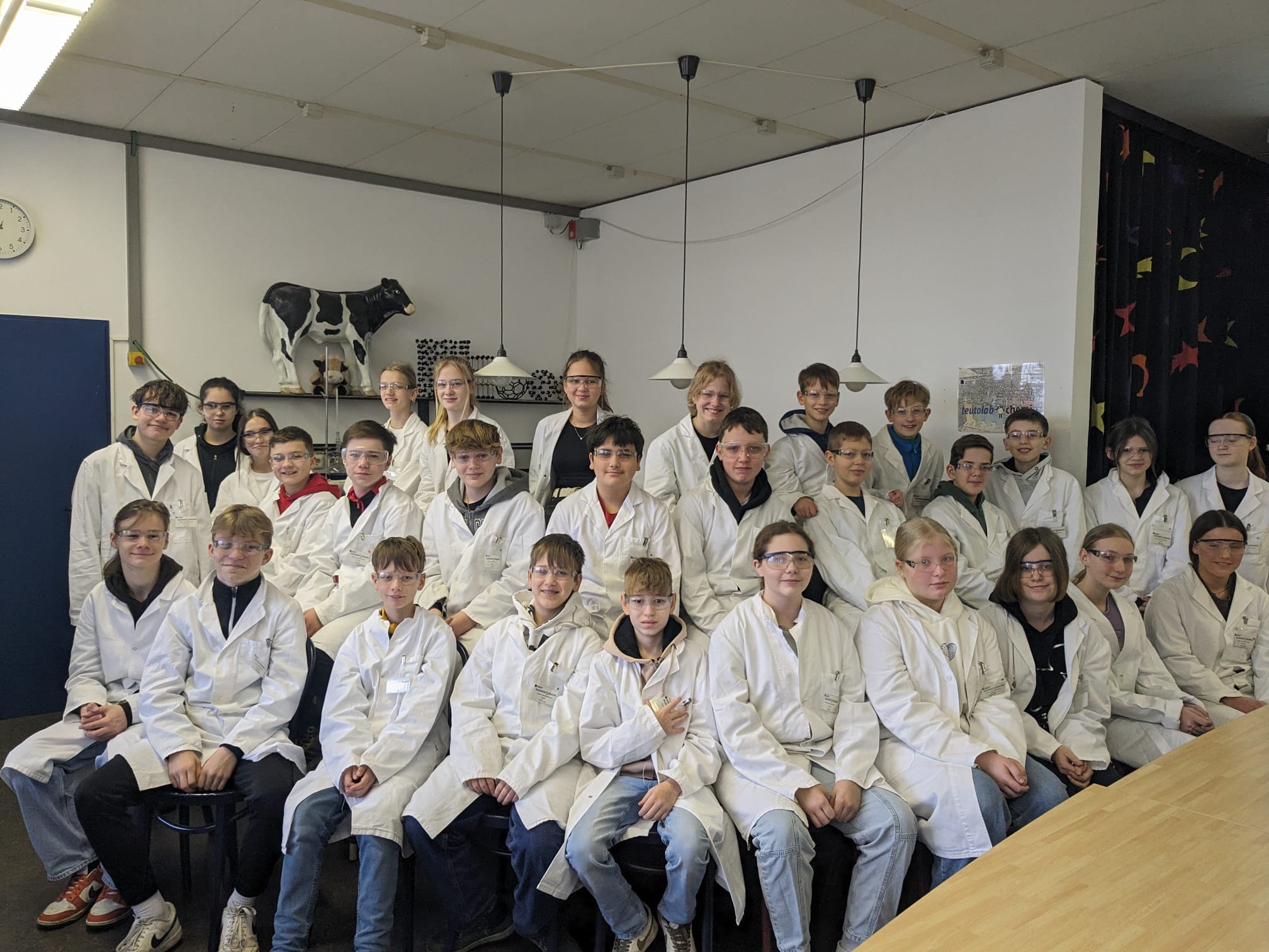Schüler:innen beuchen teutolab Chemie