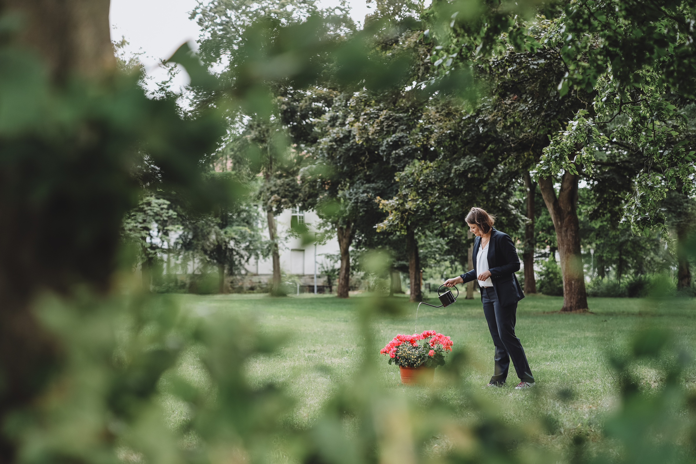 Anna Niehaus gießt Blumen prowi GT (c) 