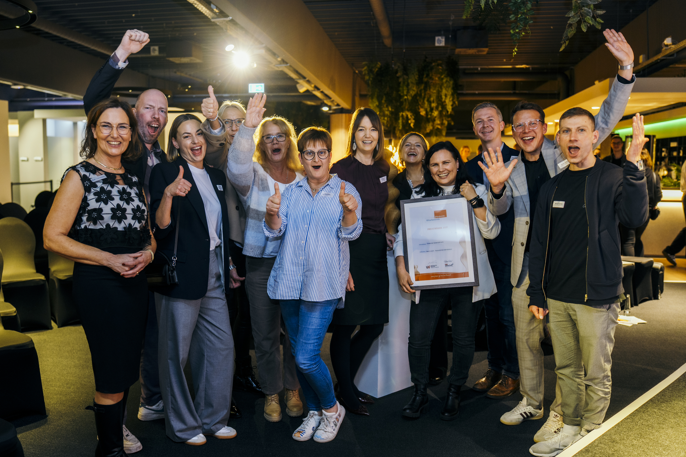 Das Team der Diakonie Gütersloh freut sich mit den Akteuren und Laudatoren im Wettbewerb.